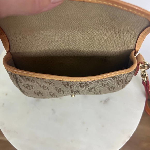 Dooney‎ & Bourke Tan Initialed Wristlet - Picture 4 of 6